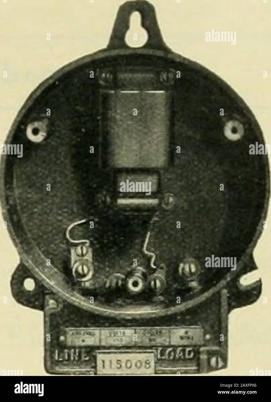 Elektrische Nachrichten und Technik . Disk Disk OampierviLight LoadAdjiitm^il OampMutLight Load ^Adjustment Lfv Pi.sj, 1 Pig. 2 für alle Gutmann-Messgeräte charakteristische Anordnungen mit den zusätzlichen, von zehn Jahren vorgeschlagenen Verbesserungen wurden in die Meterkunst integriert und sichern so die Akonstruktion, die eine hohe Anfangs- und Dauerhaftigkeit gewährleistet. Das komplette Messgerät ist in den Abbildungen 1 und 2 dargestellt, mit entferntem Deckel und inzitierten Hauptelementen. Die Abbildungen 3 und 4 zeigen das ausgebaute Hauptgitter auf der Basis, was eine klare Vorstellung von den baulichen Merkmalen gibt. Das Hauptraster ist Stockfoto