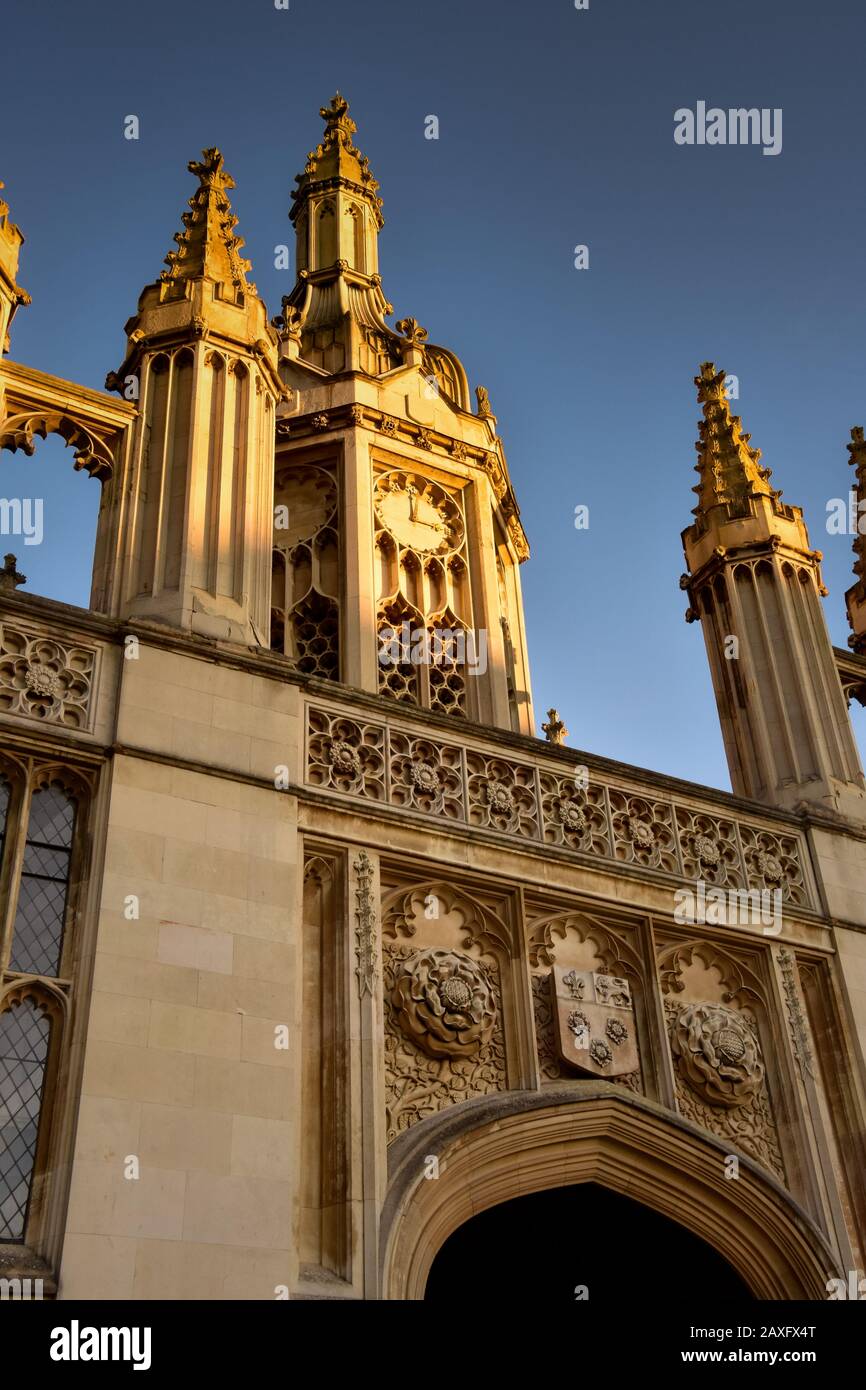 Uhr am Haupteingang, King's College Chapel Stockfoto
