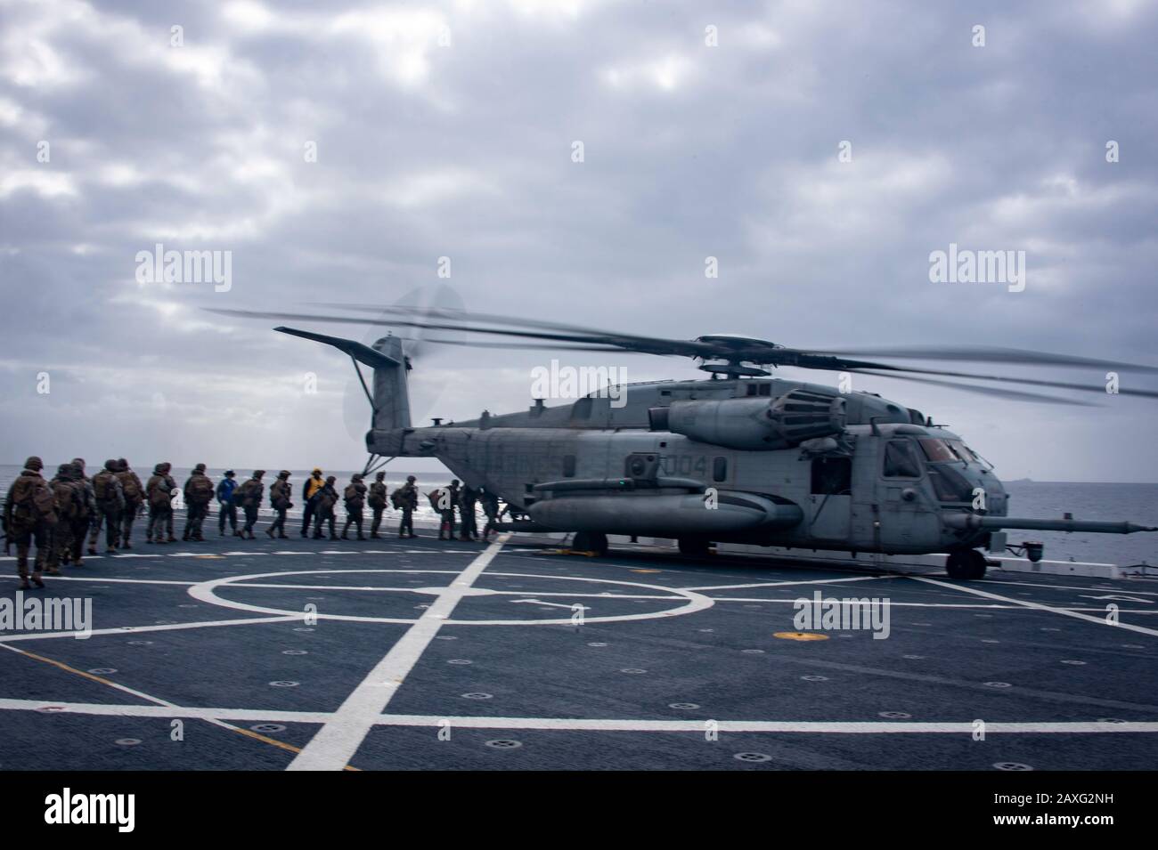 200209-N-NN369-1266 PAZIFISCHER OZEAN (FEB. 9, 2019) - US-Marines steigen einen Super Stallion Helikopter CH-53E vom "Warhorse" der Marine Heavy Helicopter Squadron (HMH) 465 auf das Flugdeck des amphibischen Transport-Dockschiffs USS Portland (LPD 27), um einen Luftangriff auf San Clemente Island, Kalifornien, während Der Übung Iron Fist 2020 zu simulieren. Iron Fist ist eine jährliche Übung zur Verbesserung der Fähigkeit der US-amerikanischen und japanischen Streitkräfte, kombinierte amphibische Operationen zu planen, zu kommunizieren und durchzuführen. (USA Navy-Foto von Mass Communication Specialist 2. Klasse Jessica Paulauskas) Stockfoto