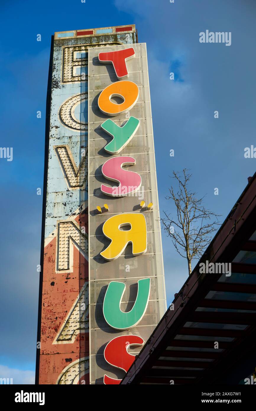 ToysRUs und das historische BowMac Autohaus unterzeichnen an der West Broadway Street in Vancouver, BC, Kanada Stockfoto