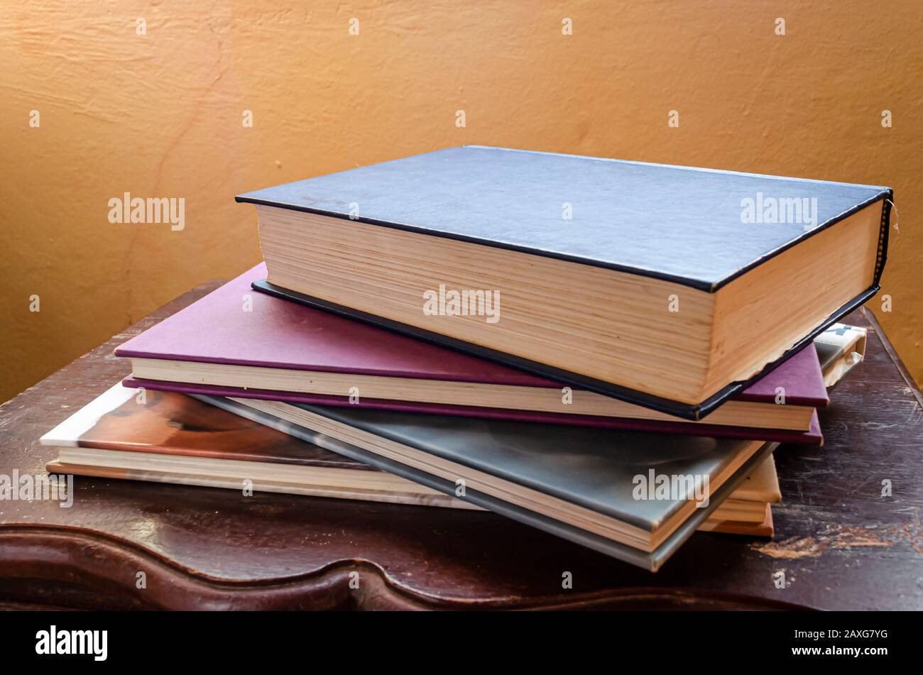Stapel Von Büchern Auf Altem Tisch Im Innenbereich Stockfoto