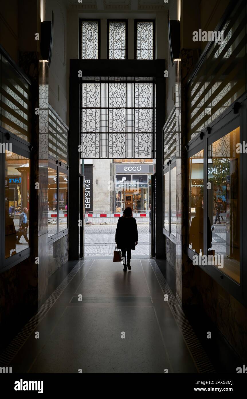 Frau in der Passage eines Einkaufszentrums im Zentrum von Prag Stockfoto