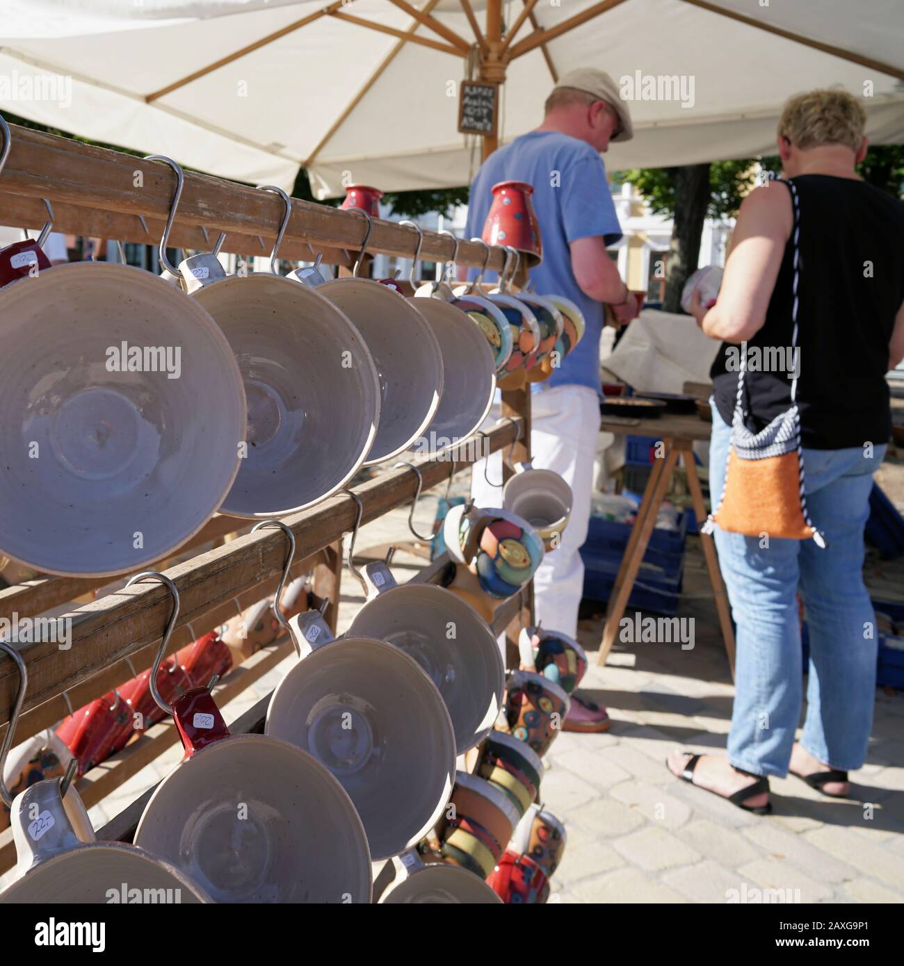 Besucher eines beliebten Töpfermarktes auf dem Domplatz in Magdeburg Stockfoto