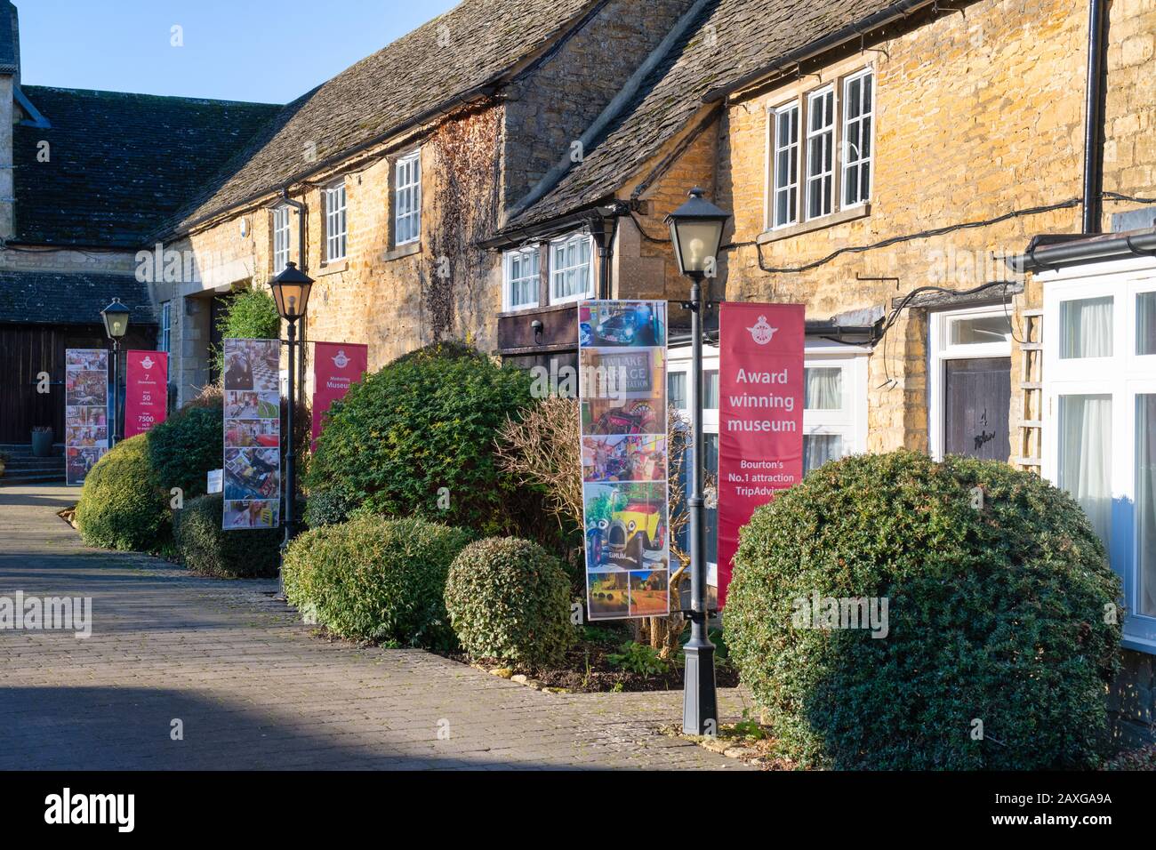 Das Automobilmuseum im Wintersonnenlicht. Bourton on the Water, Cotswolds, Gloucestershire, England Stockfoto