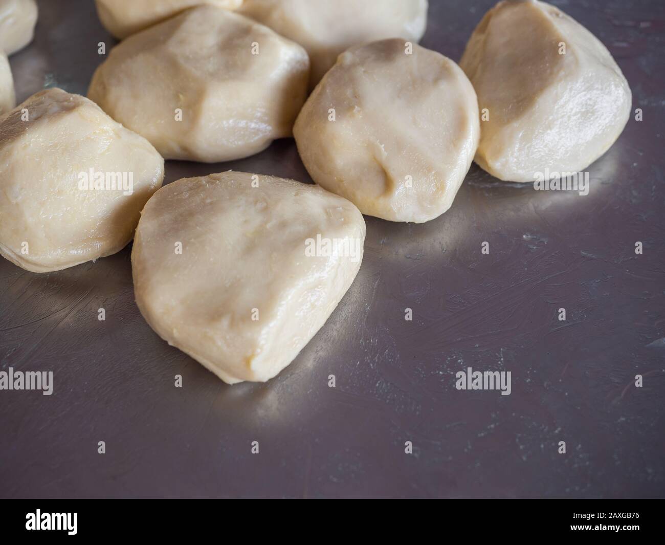 Nahzutaten aus frischen Roti-Mehlen für die Herstellung von Roti, traditionellen indischen Straßennahrungsmitteln. Stockfoto