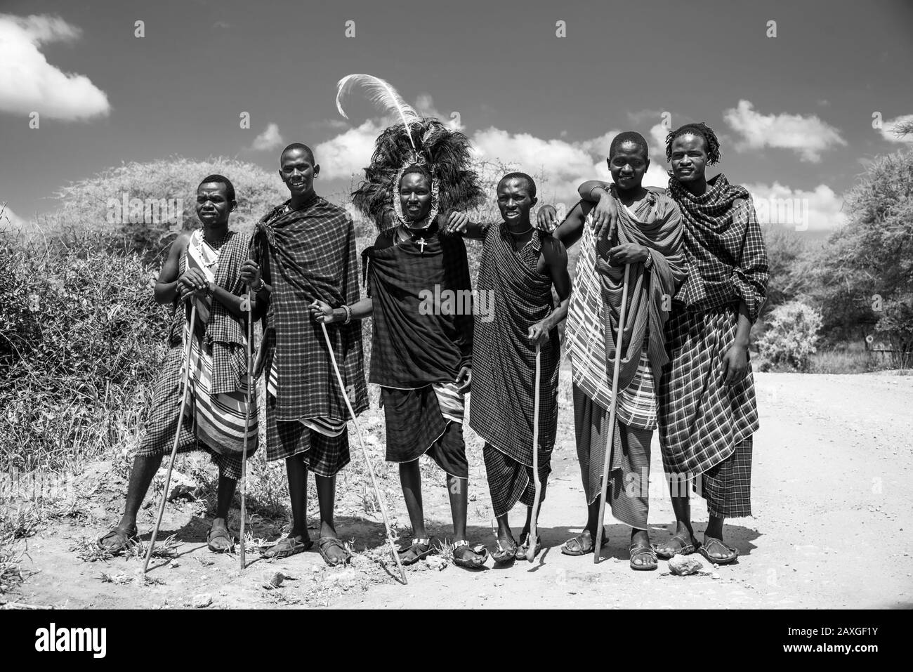Gruppe der gutaussehenden lokalen Maasai in traditionellem Kleid. Liebte das Drama der Schwarz-Weiß-Version. Stockfoto