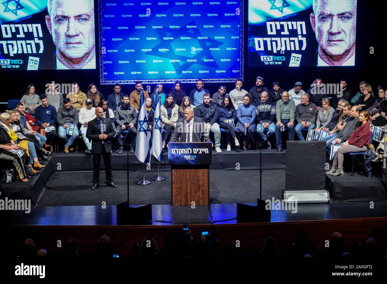 Haifa, Israel. Februar 2020. Israels Blau-Weiß-Parteichef Benny Gantz spricht während einer Wahlkundgebung in der nordisraelischen Stadt Haifa am 11. Februar 2020. Israel wird seine nationalen Wahlen am 2. März 2020 abhalten. (Jini/Handout über Xinhua) Credit: Xinhua/Alamy Live News Stockfoto