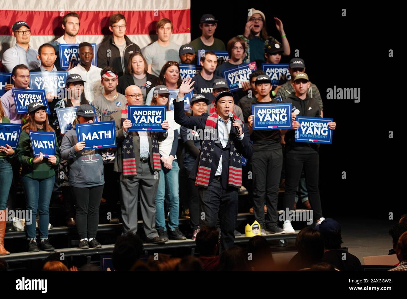 Washington, USA. Nov. 2019. Der US-demokratische Präsidentschaftskandidat Andrew Yang (Front) nimmt am 4. November 2019 an einer Kundgebung an der George Mason University, Virginia, den Vereinigten Staaten Teil. Der US-Unternehmer Andrew Yang, der ein allgemeines individuelles Grundeinkommen von 1.000 US-Dollar pro Monat anpeilte, fiel am Dienstag aus dem Präsidentschaftswahlkampf 2020. Kredit: Liu Jie/Xinhua/Alamy Live News Stockfoto