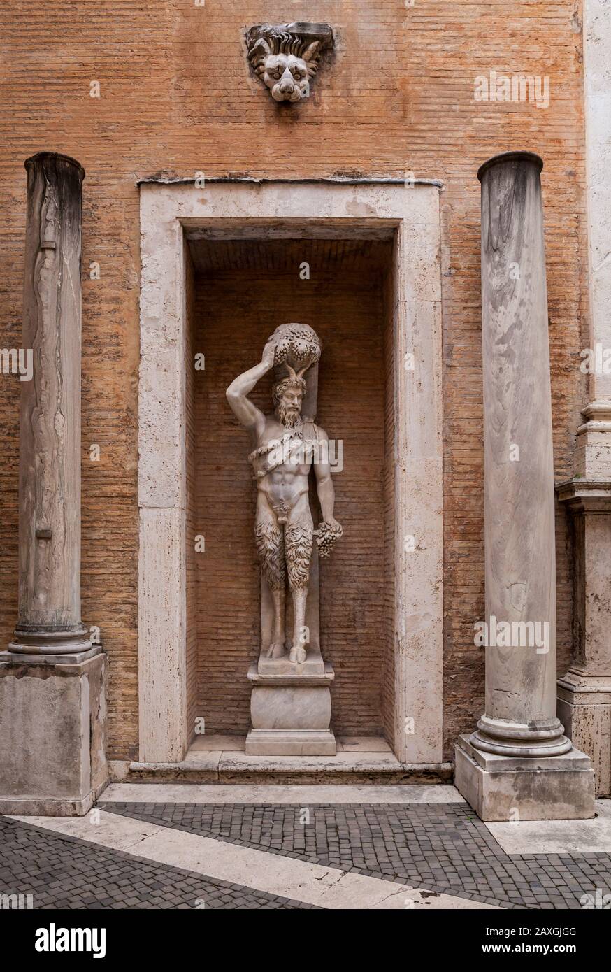 Statue des Pan, Satyrs della Valle, eines griechischen gottes der Natur und der Landschaft. Dies befindet sich in einem Innenhof im Kapitolinischen Museum in Rom, Italien. Das ist es Stockfoto