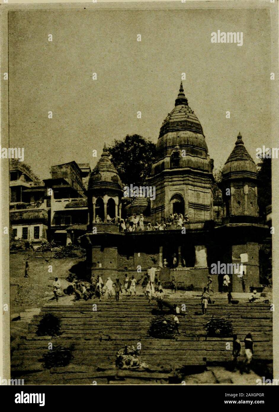 Der Kritiker im Okzident . 5 1 g £ g s .2? 8 &lt;* Jj -g- 32 rt x m -c 5 ^ -2ca x ?£ o Q 2. Platte XLIIIThe Great Burning Ghat at Benares.Here Sind Vier Für das Brennen Arrangierte Trauerpyres, Thekeads of the Corpes may Be Detected Among theWood. Der Scheiterhaufen im mittleren Vordergrund brannte unsanft. Verwandte beobachten die Crema-tion Vom Tempel Oben Stockfoto