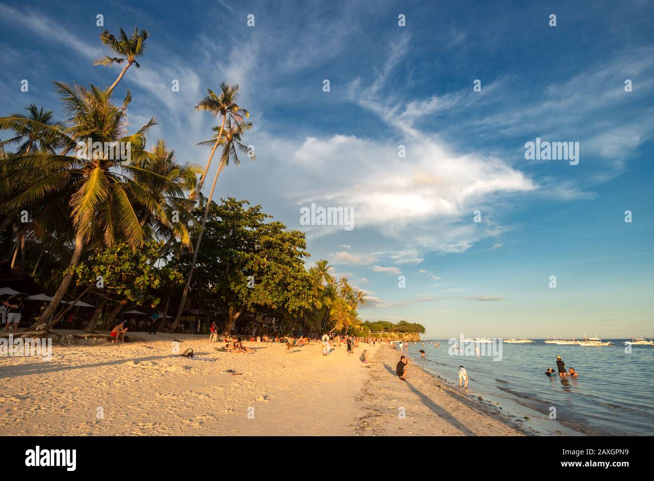 Panglao, Bohol, Philippinen - 27. Januar 2020: Schöner Blick auf den Strand von Alona mit Touristen Stockfoto