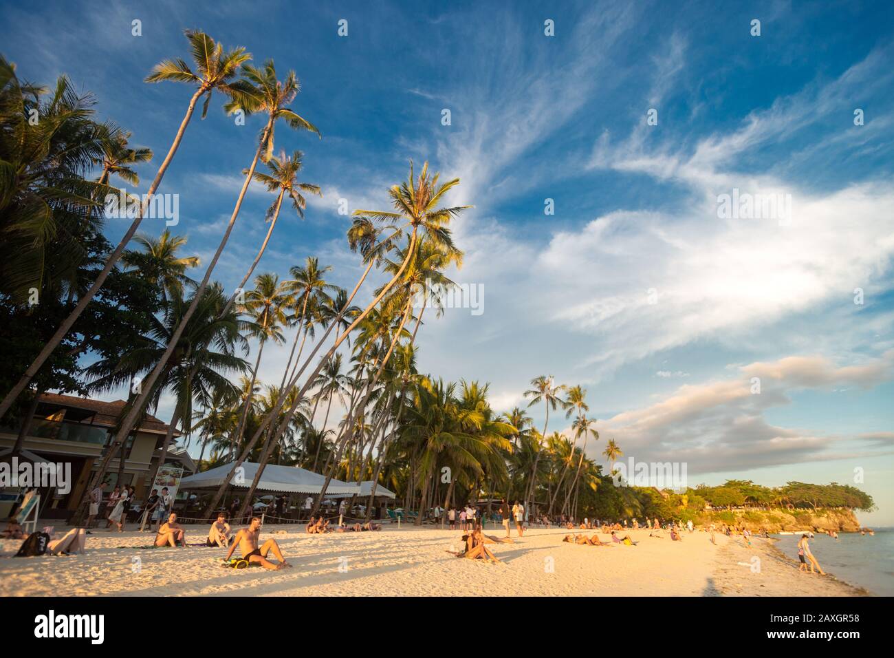 Panglao, Bohol, Philippinen - 27. Januar 2020: Schöner Blick auf den Strand von Alona mit Touristen Stockfoto