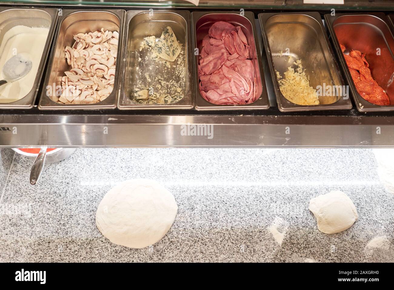 Halbfertige Produkte zum Kochen von Pizza in kalten Tisch für Rohlinge füllen. Traditioneller Holzofen im Restaurant, Italien. Originale neapolitanische Pizza. Rot Stockfoto