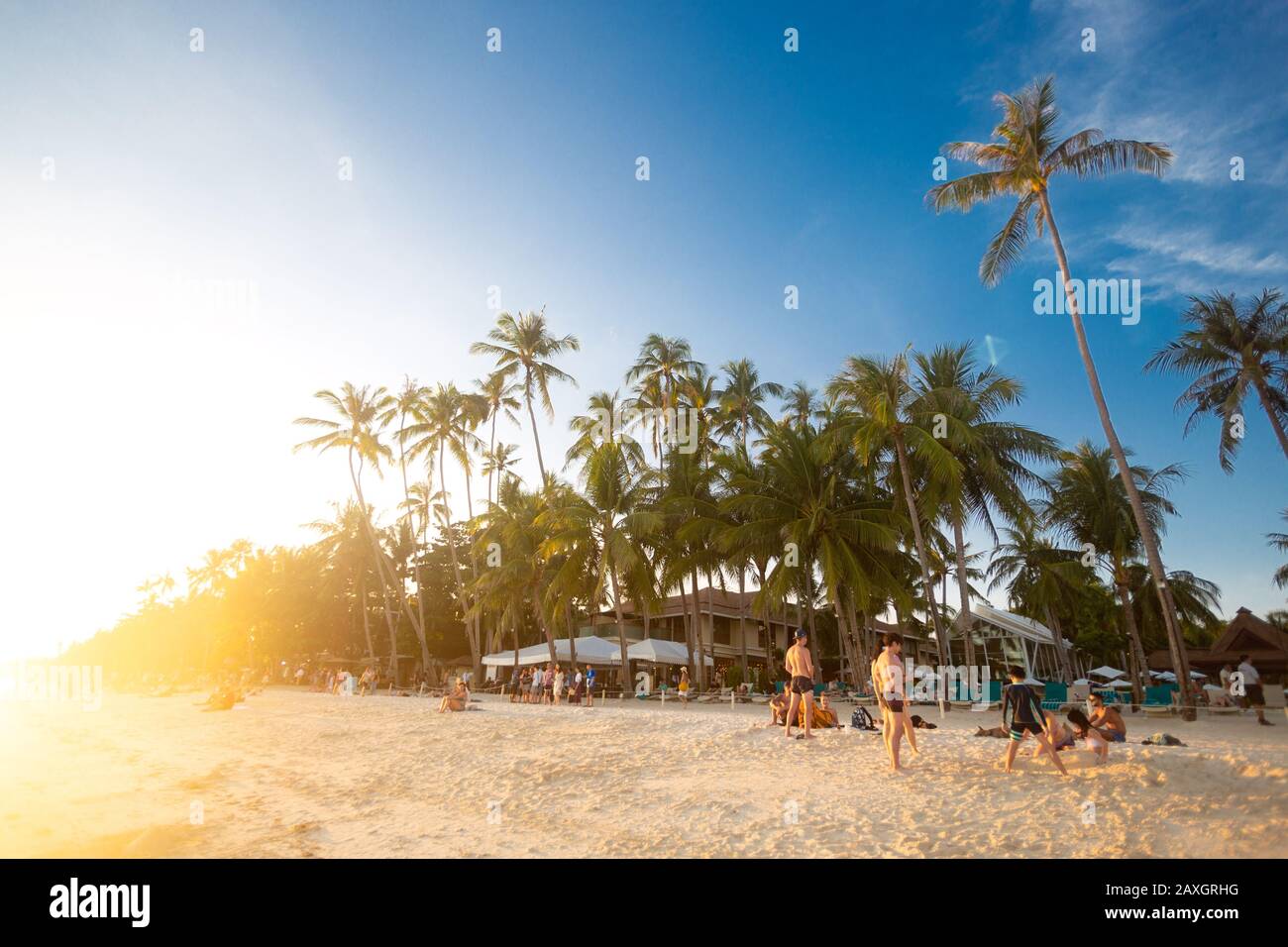 Panglao, Bohol, Philippinen - 27. Januar 2020: Schöner Blick auf den Strand von Alona mit Touristen Stockfoto