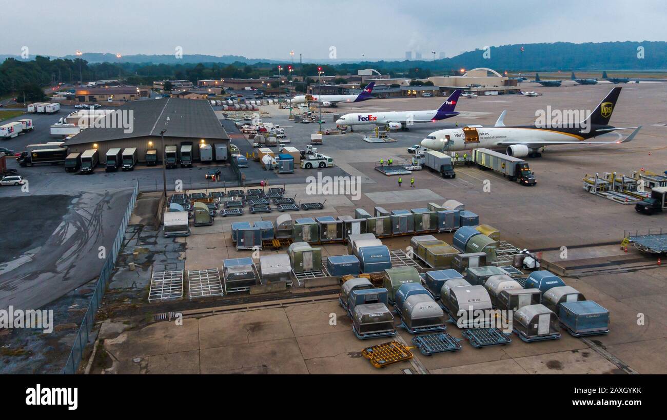 Harrisburg, Pennsylvania/Vereinigte Staaten - 08 16 2019: Transportcontainer werden auf Lastwagen von Frachtflugzeugen bei Harrisburg International verladen Stockfoto