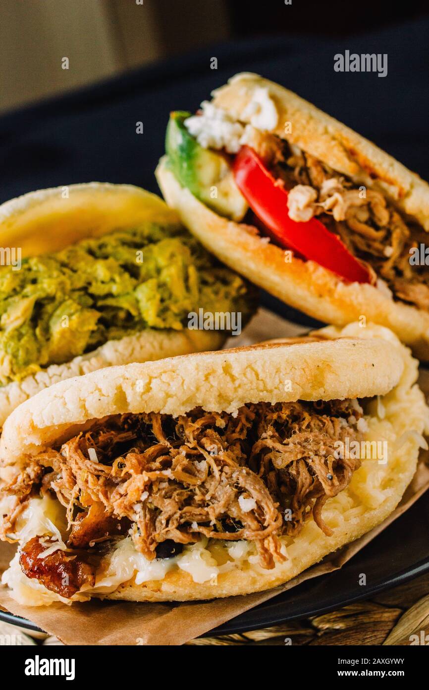 Arepas venezolanas ist ein traditionelles Gericht aus Venezuela und Kolumbien, das mit Maisteig zubereitet wird. Vertikale Konfiguration Stockfoto