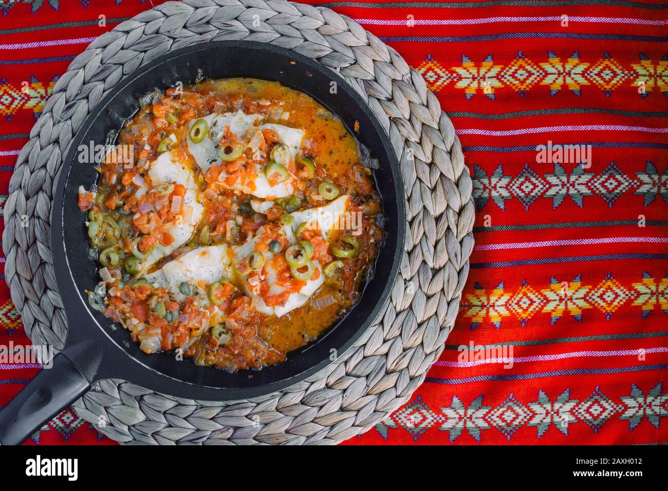 Pescado a la veracruzana Rezept mit leerem Raum für Text, bunter Hintergrund Stockfoto