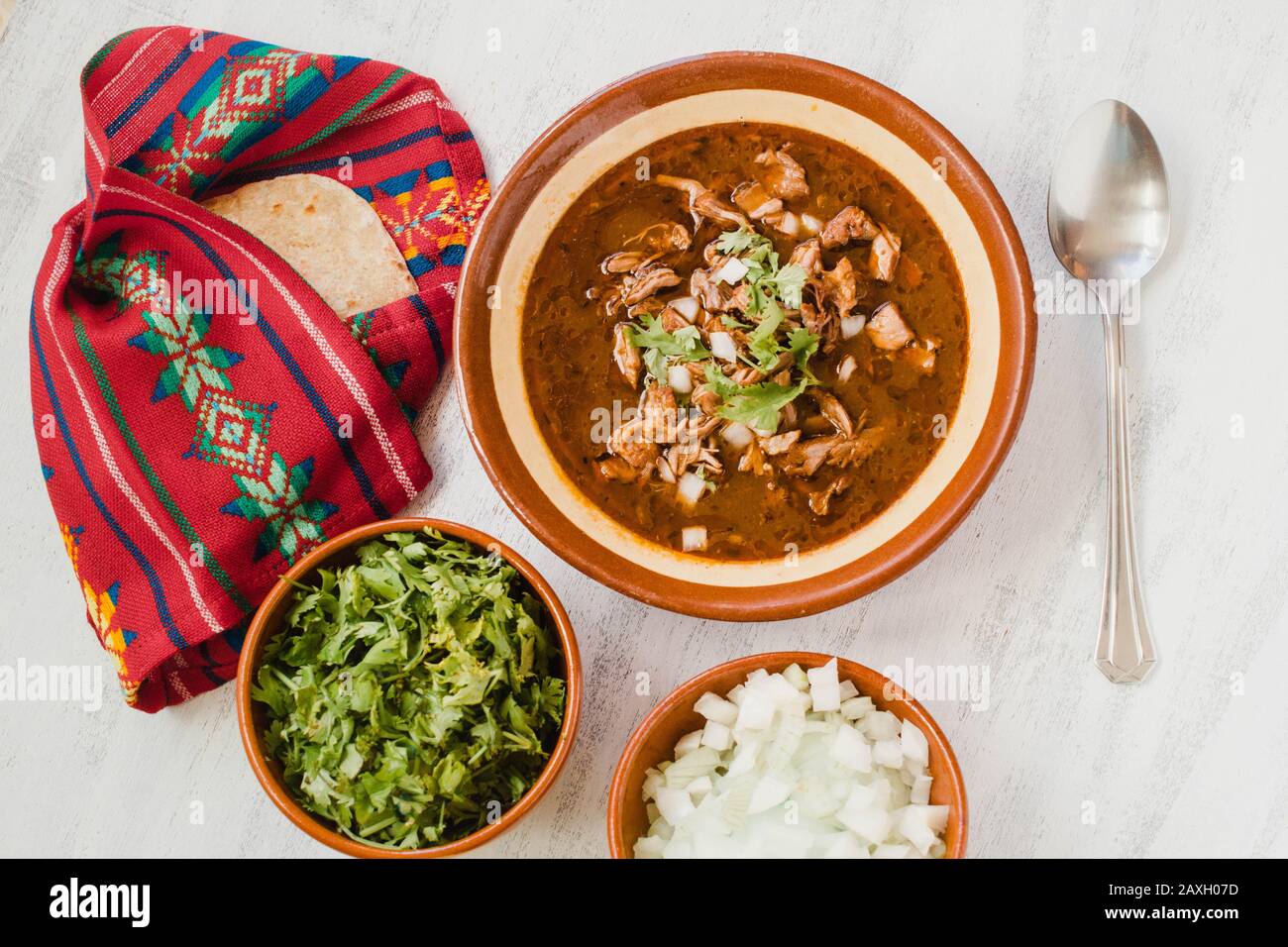 Birria de res, mexikanisches Gericht, das für Feiern typisch ist. Ist ein Ziegenbock, Hammel- oder Rindereintopf, meist würzig Stockfoto