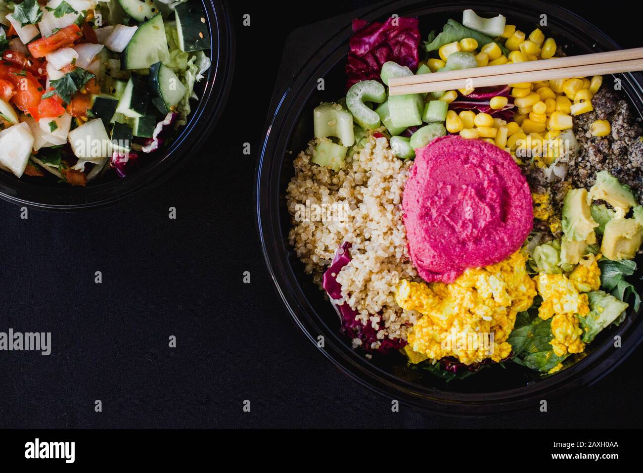 Buddha Schüssel veganer Detox-Salat mit Quinoa auf schwarzem Hintergrund. Flache Lage, Draufsicht, Platz für Text Stockfoto