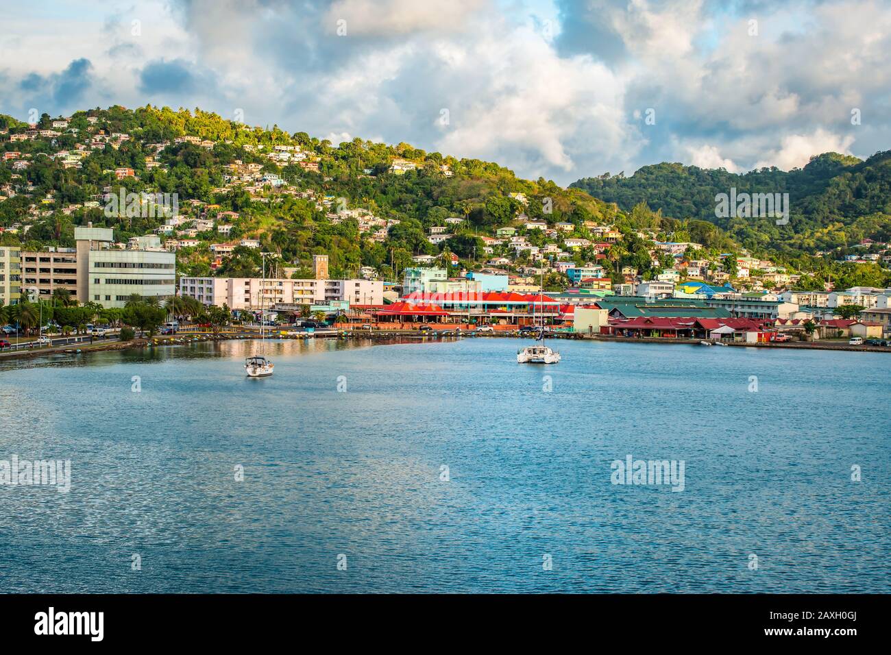 Castries, Saint Lucia, Westindien. Landschaft mit grünem Berg, Bucht mit Wasser und Gebäuden am Hafen. Stockfoto