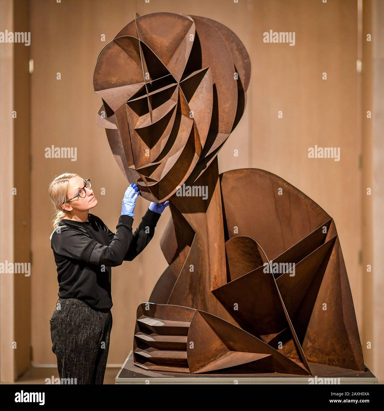 Registrar Helen Bent überprüft "Constructed Head No.2" auf der Tate St Ives, wo die Naum Gabo Ausstellung mit dem 100. Jahrestag der einflussreichen Bildhauerveröffentlichung Das Realistische Manifest zusammenfällt. Stockfoto