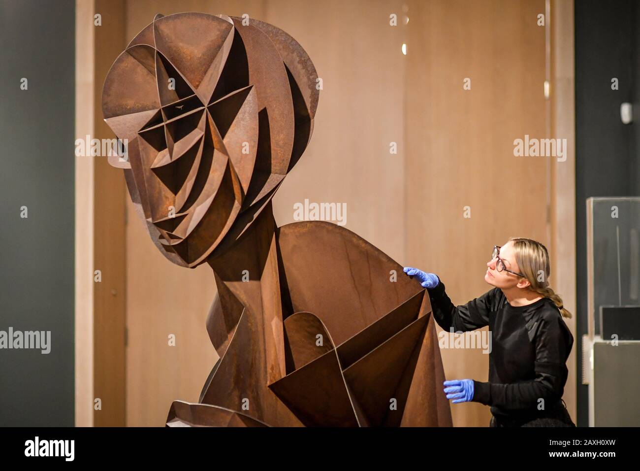 Registrar Helen Bent überprüft "Constructed Head No.2" auf der Tate St Ives, wo die Naum Gabo Ausstellung mit dem 100. Jahrestag der einflussreichen Bildhauerveröffentlichung Das Realistische Manifest zusammenfällt. Stockfoto