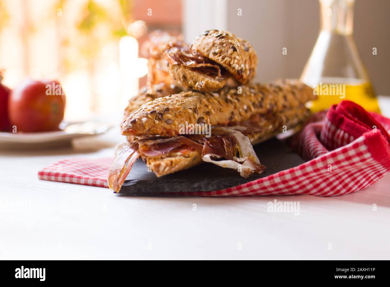Spanisches Schinken-Sandwich mit Olivenöl, Tomate und Knoblauch ...