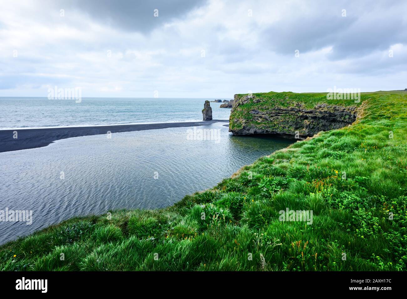 Malerische Landschaft mit grüner Küste des Atlantiks in Island. Schwarzer Strand, Reynisdrangar, Vik Stockfoto
