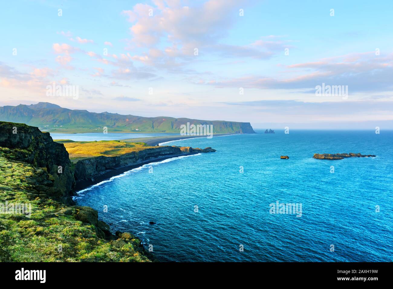 Wunderschöner Blick auf den schwarzen Strand und die Trollzehen. Reynisdrangar, Vik, Island Stockfoto