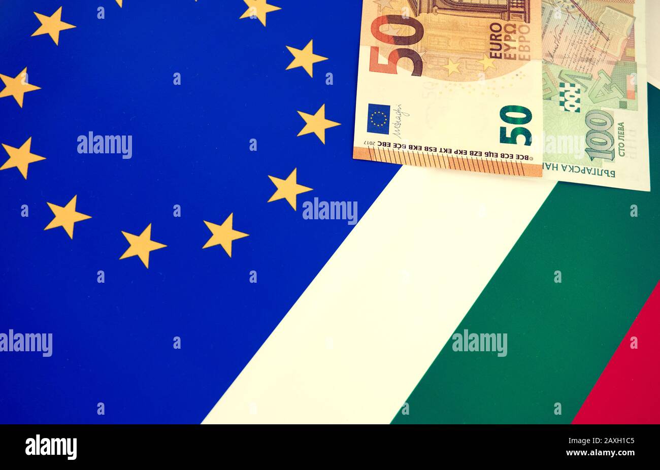 Banknoten der bulgarischen und der Europäischen Union vor EU- und bulgarischer Flagge Stockfoto