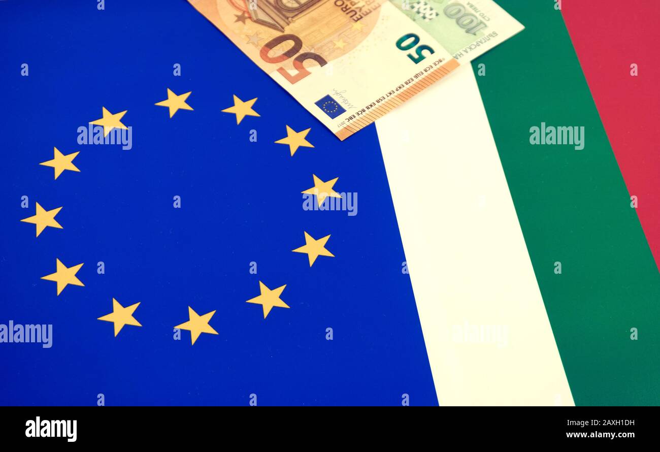 Banknoten der bulgarischen und der Europäischen Union vor EU- und bulgarischer Flagge Stockfoto