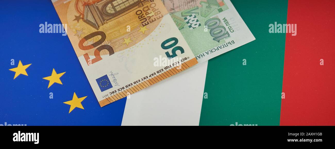 Banknoten der bulgarischen und der Europäischen Union vor EU- und bulgarischer Flagge Stockfoto