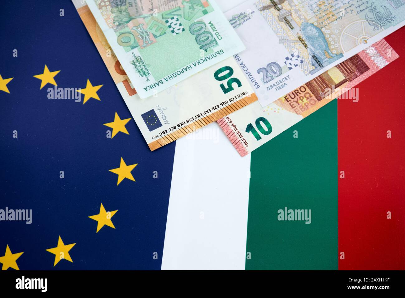 Banknoten der bulgarischen und der Europäischen Union vor EU- und bulgarischer Flagge Stockfoto