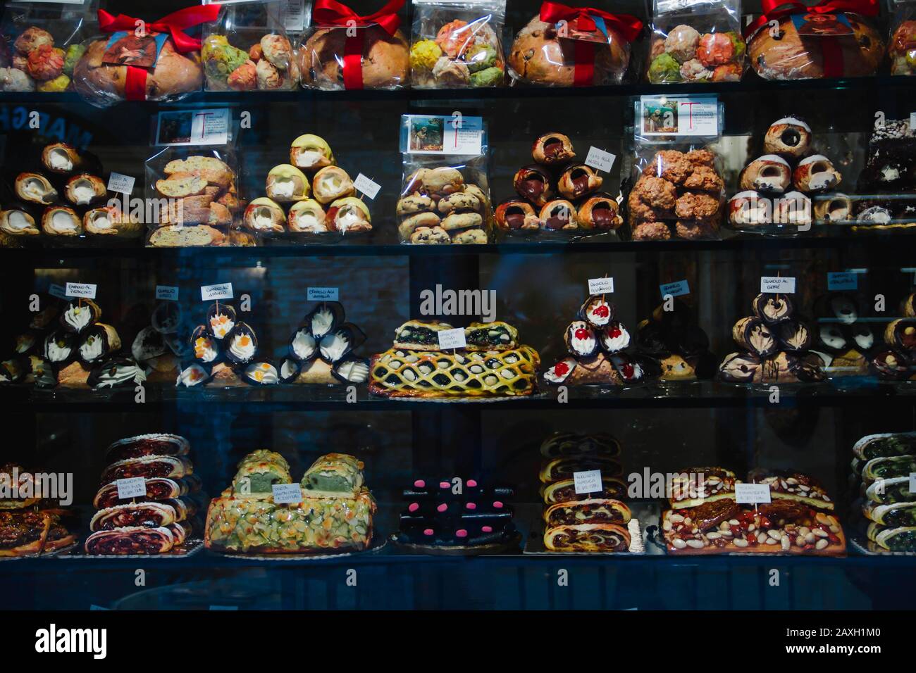 Italienische Süßigkeiten und Desserts, typisch aus Sizilien und der Toskana, Italien. Lebensmittelführer, einschließlich Cannoli, Cantucci, Biscotti und anderen Plätzchen Stockfoto