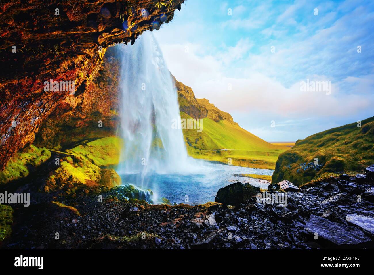Wunderschöne Landschaft vom Wasserfall Seljalandfoss am Fluss Seljalandsa, Island, Europa. Ansicht von innen Stockfoto