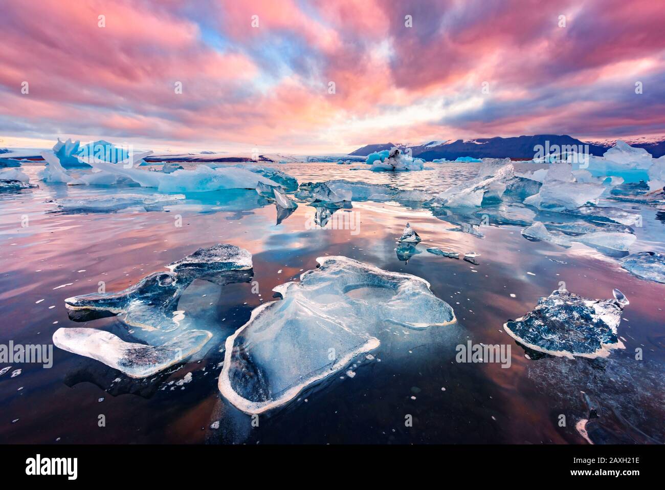 Unglaubliche Landschaft mit Eisbergen in der glazialen Lagune von Jokulsarlon. Vatnajokull National Park, Südostisland, Europa. Stockfoto