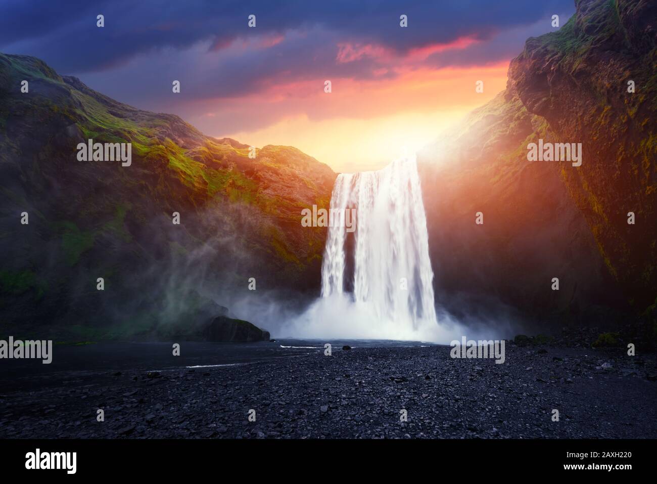 Unglaubliche Landschaft mit Wasserfall Skogafoss und unechtem Himmel bei Sonnenuntergang. Island, Europa Stockfoto