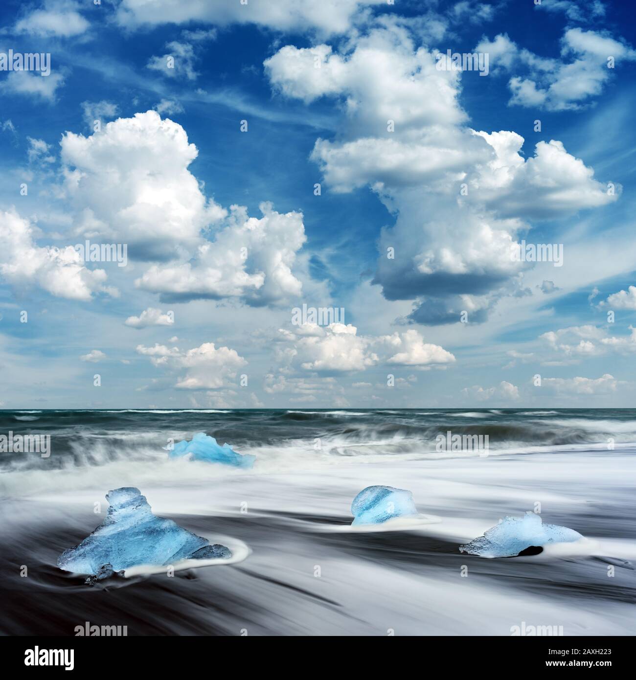 Blue Iceberg pieces on Diamond Beach near Jokulsarlon Lagoon, Island. Landschaftsfotografie Stockfoto