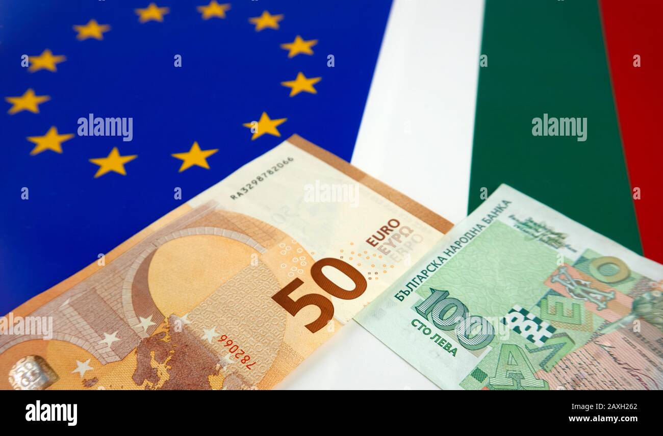 Banknoten der bulgarischen und der Europäischen Union vor EU- und bulgarischer Flagge Stockfoto