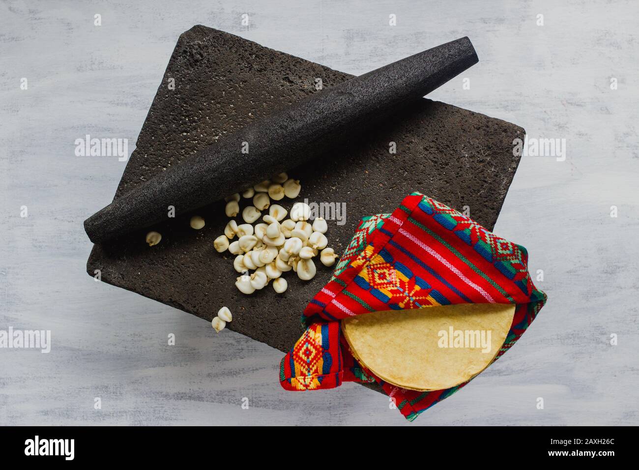 Herkömmliches Metat, mit dem Maismehl für Tortillas, pre-hispanische Lebensmittel hergestellt wird Stockfoto