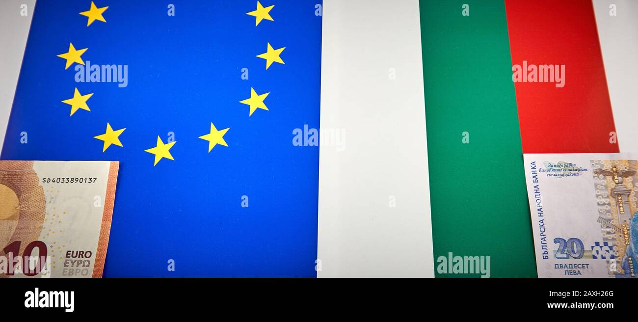 Banknoten der bulgarischen und der Europäischen Union vor EU- und bulgarischer Flagge Stockfoto