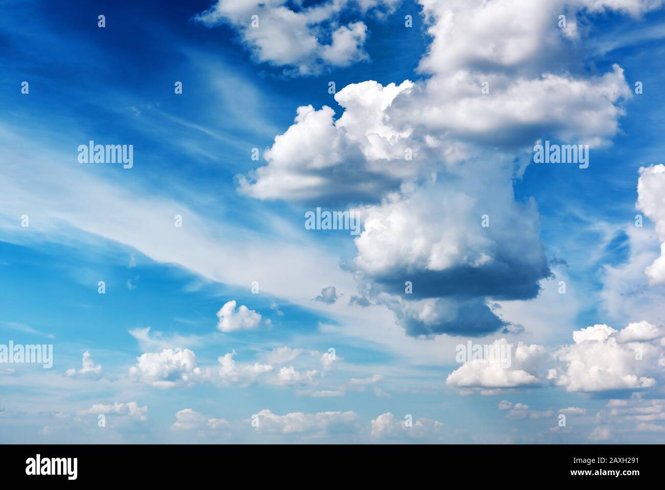 Blauer Himmel mit flauschigen Wolken. Landschaftsfotografie Stockfoto