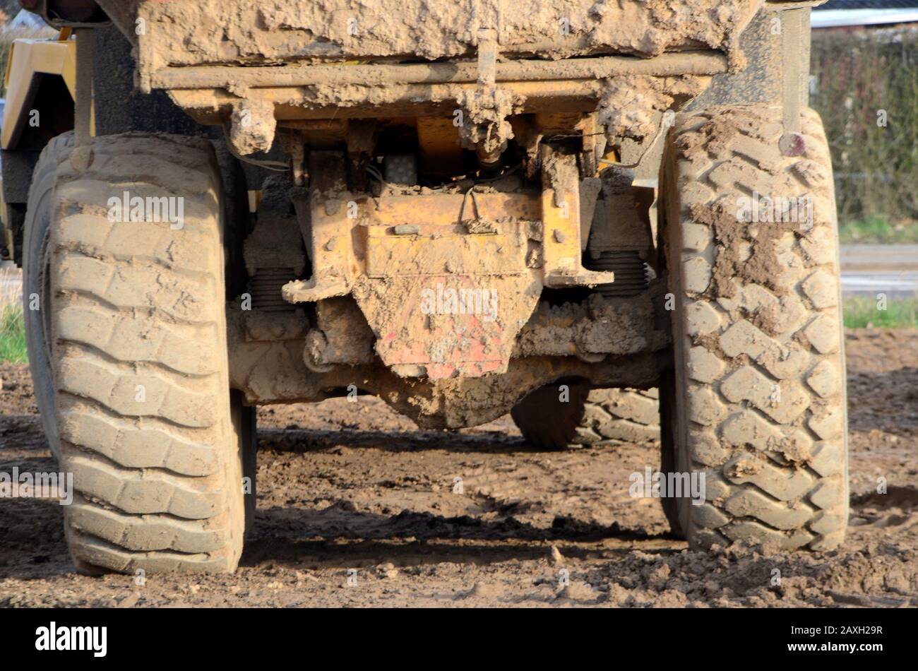 Baumaschine mit Kennzeichen- und Reflektorplatten, sowie Rückleuchten komplett mit Schlamm bedeckt. Stockfoto