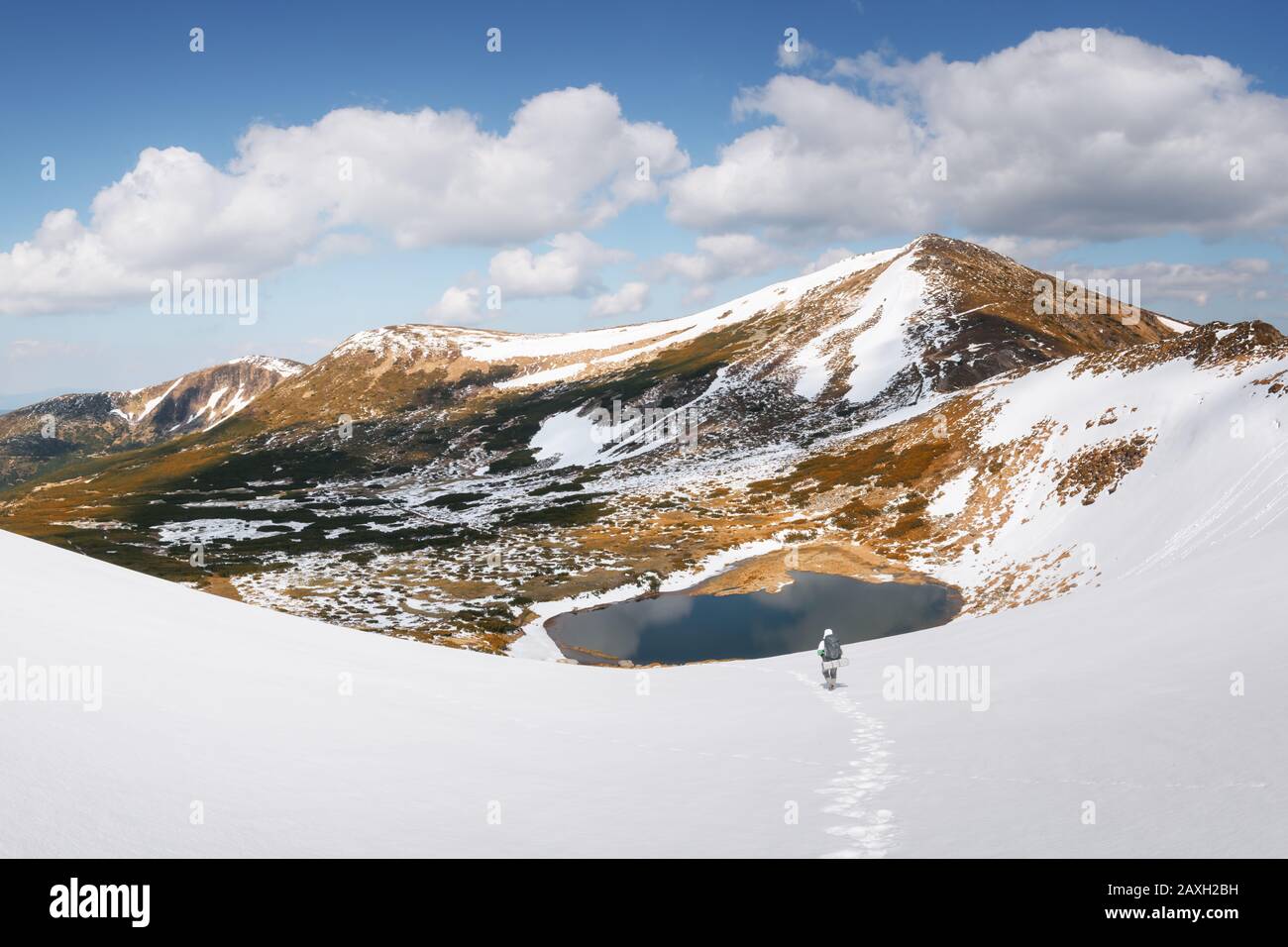 Tourist mit Rucksackwandern in den Frühlingsbergen Stockfoto