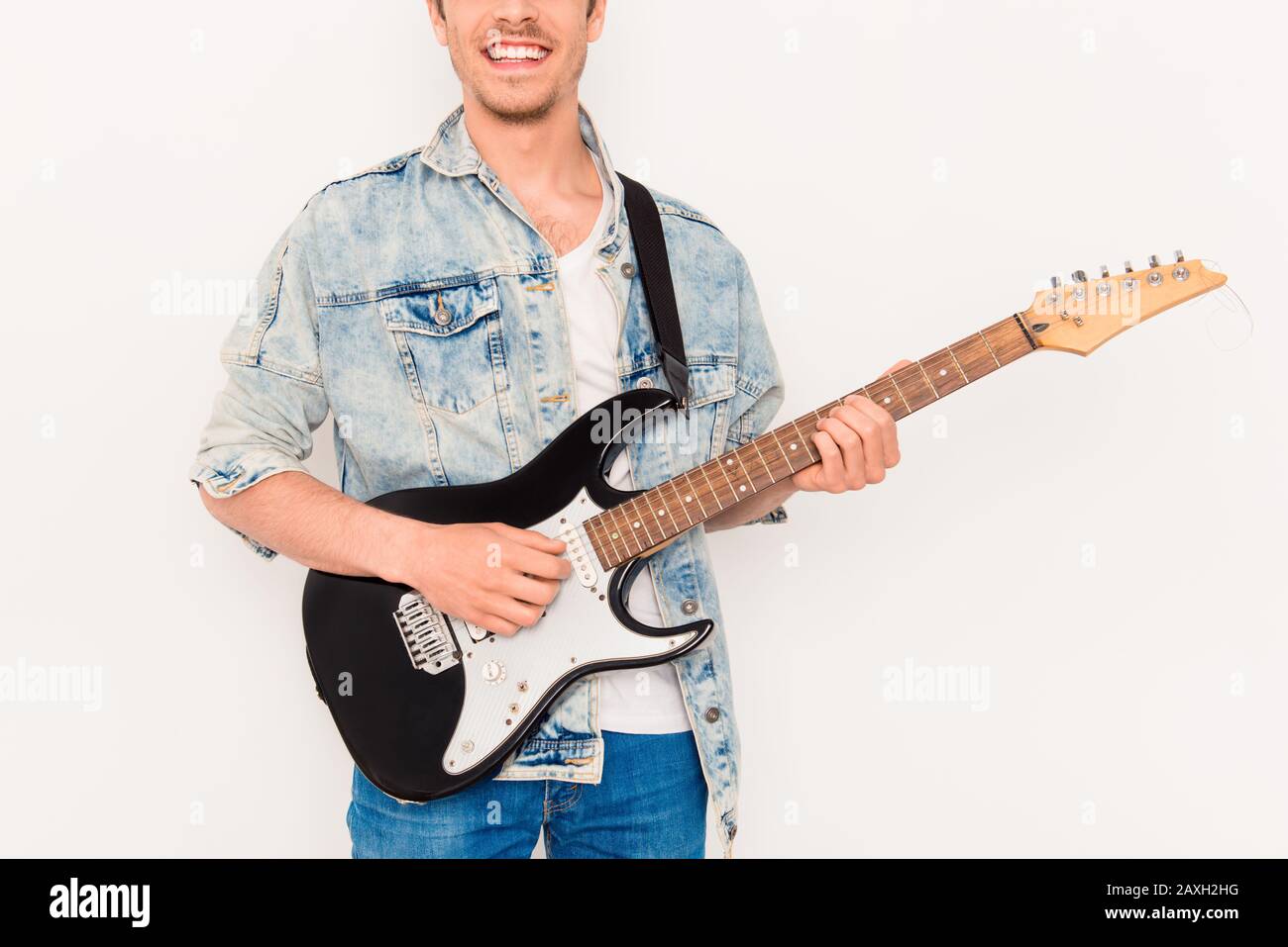 Nahaufnahme junger Rocker mit strahlendem Lächeln und E-Gitarre Stockfoto