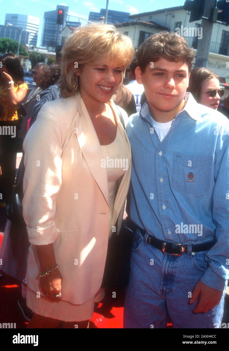 Westwood, Kalifornien, USA 9. Juli 1995 Schauspieler Jason James Richter und Mutter Sally Richter besuchen Warner Bros. Pictures' 'Free Willys 2: The Adventure Home' Premiere am 9. Juli 1995 im Mann Village Theatre in Westwood, Kalifornien, USA. Foto von Barry King/Alamy Stock Photo Stockfoto