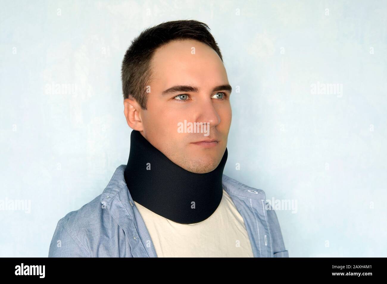 Medizinische zervikalen Kragen. Ein kranker Mann mit einem schwarzen Halsband einen Hals Bruch zu beheben. Stockfoto
