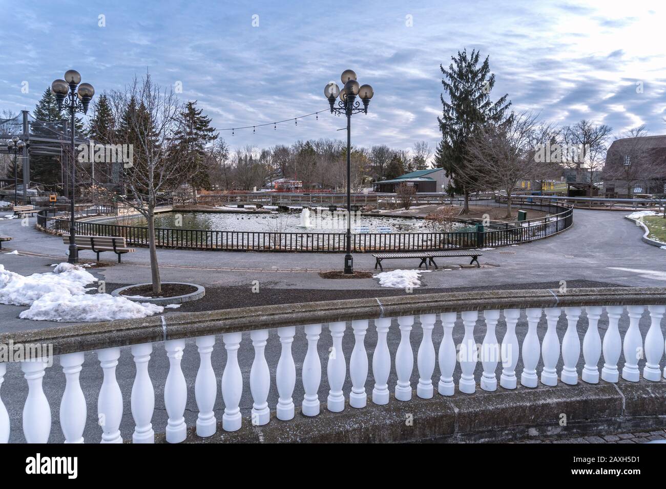 Syracuse, NEW YORK - 05. FEBRUAR 2020: Landschaftsansicht des Rosamond Gifford Zoos oder als Lokal Bekannt (Syracuse Zoo) Ducks Pool nach dem Eingang. Stockfoto