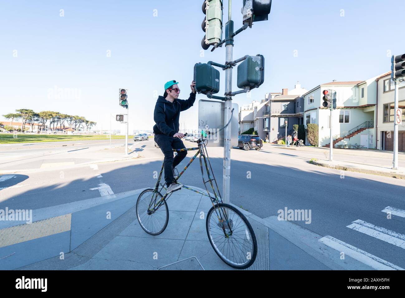 San Francisco, USA - 23. Februar 2019: Mann auf einem hohen Fahrrad auf einer Kreuzung wartet Stockfoto