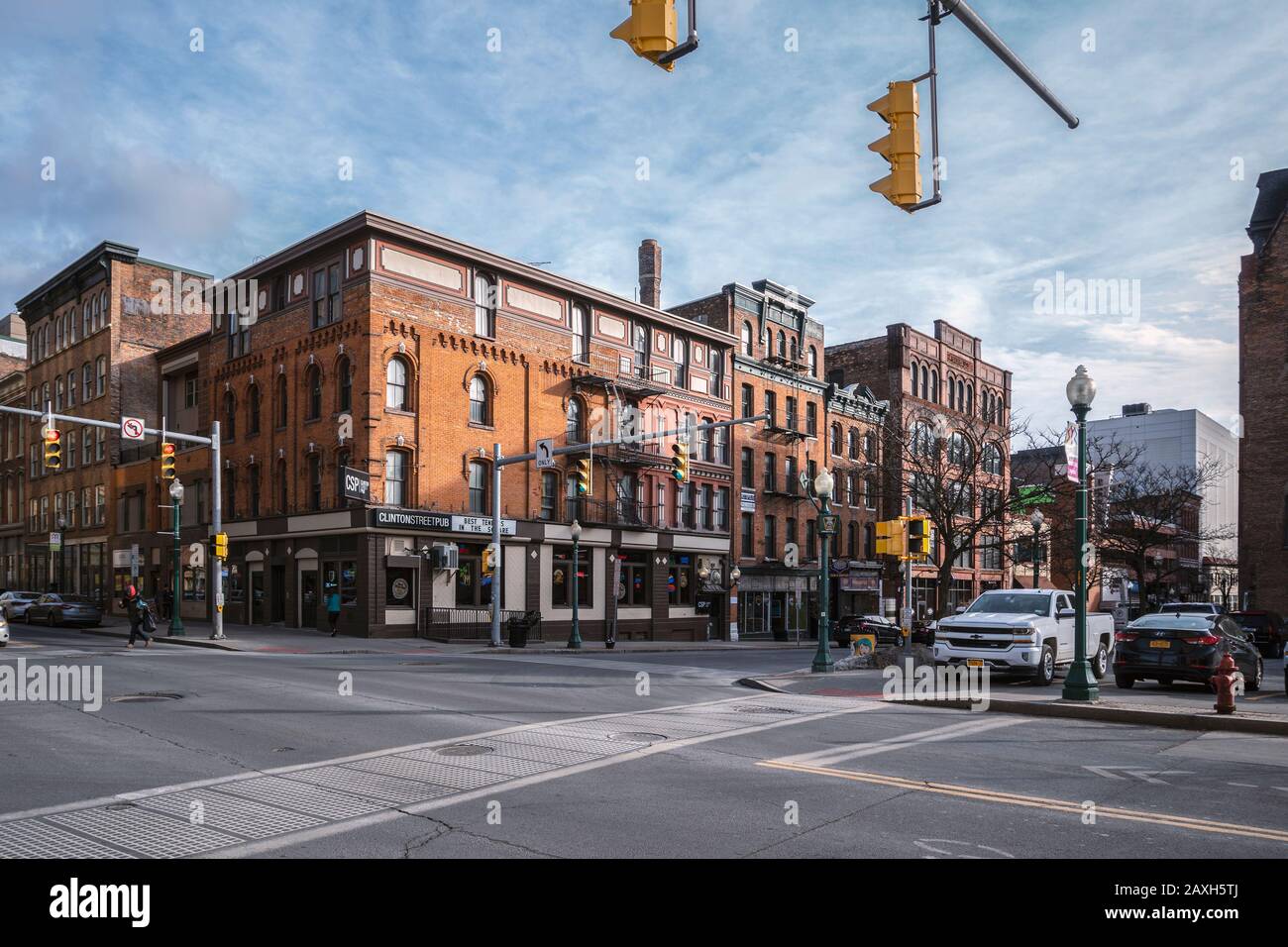 Syracuse, NEW YORK - 05. FEBRUAR 2020: Straßenansicht von Clinton St und Fayette St mit Clinton Street Pub im Hintergrund. Stockfoto